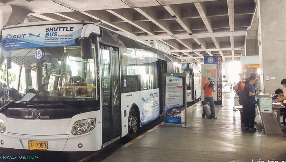 Shuttle bass, ktorý cestuje z Don Muang do Suvarnabhumi
