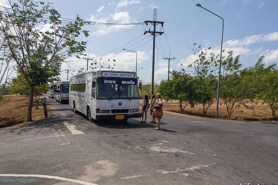 Autobus blízko terminálu 1