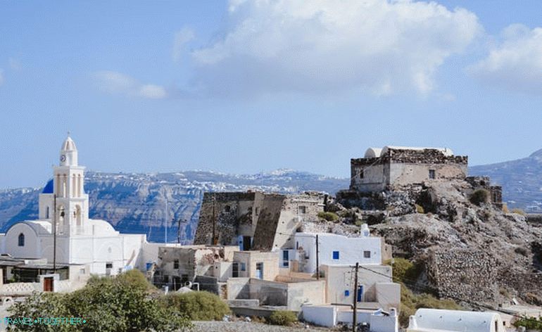 Akrotiri je tichá dedina na Santorini