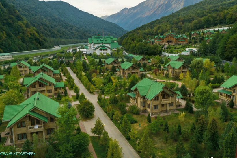 Zo strechy sa otvára pekný výhľad na hotel a hory.