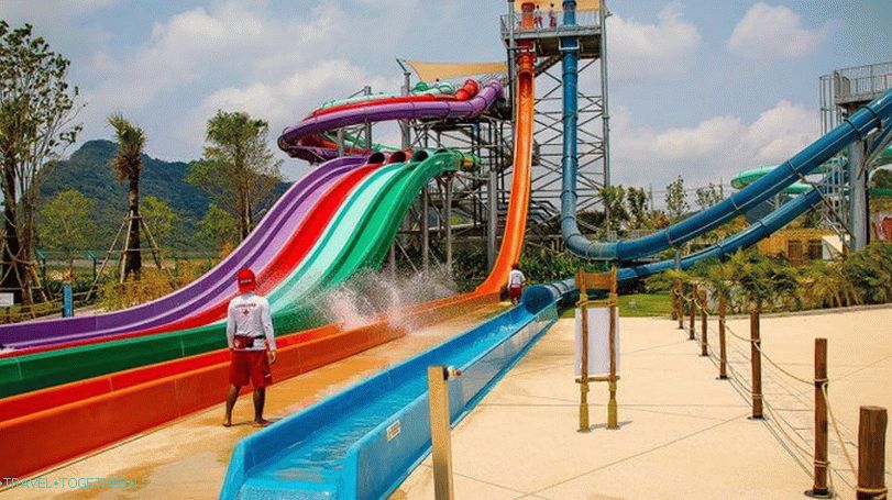 Extrémne snímky Aqualoop a Freefall vo vodnom parku Ramayana Pattaya