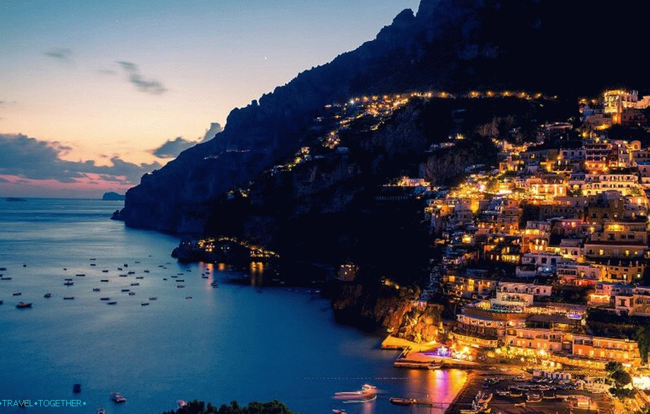 Pobrežie Amalfi v noci