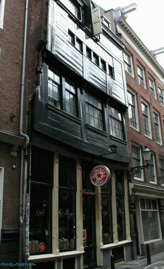 Starý drevený dom na Zeedijk 1