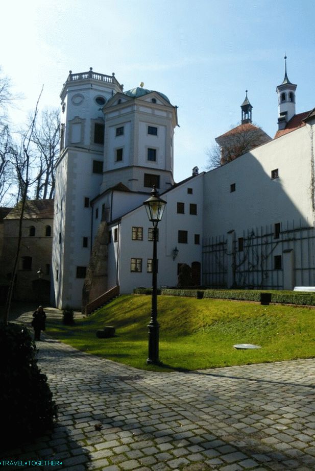 Vodná veža a červená brána