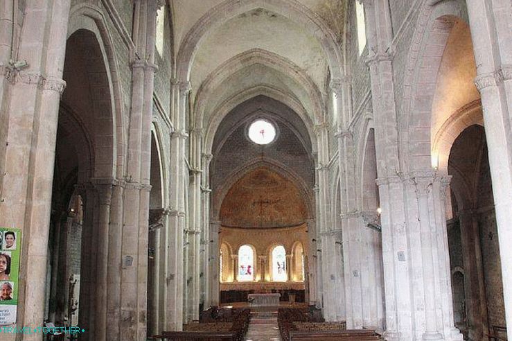 Interiér kostola sv. Lazara