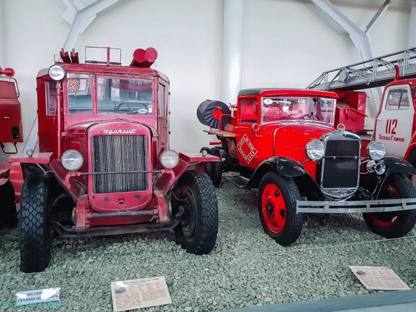 Ural ZIS-5 PMZ a Gas-AA, premenené na hasičské auto.