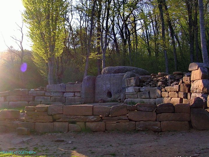 Obnova dediny. Dolmen.