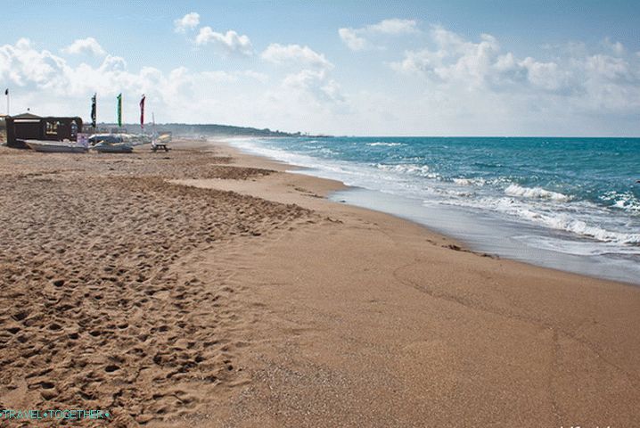 Resort Turecko. Bočné mestské pláže.