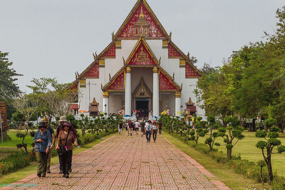 Moderný viharn vedľa Wat Phra Si Sanphet