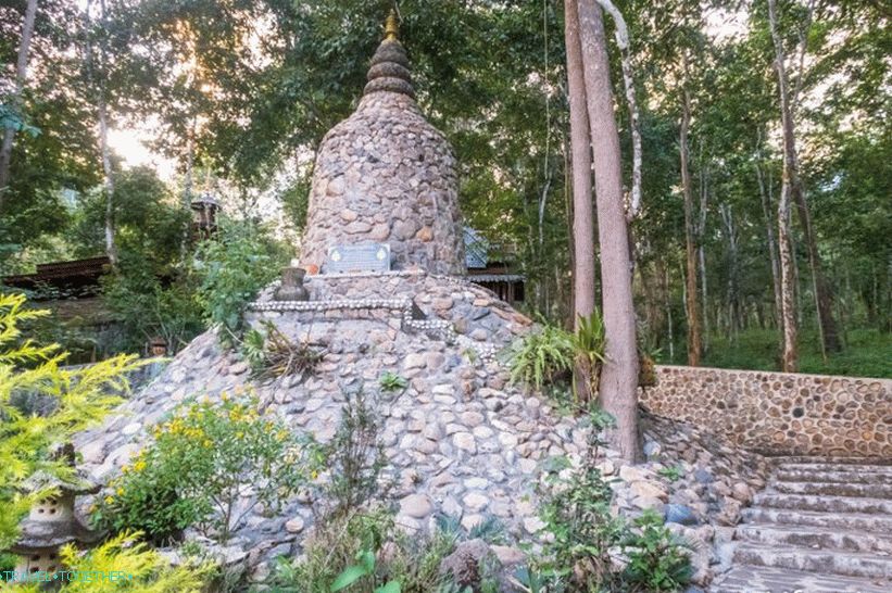 Tu je stupa lemovaná kameňom
