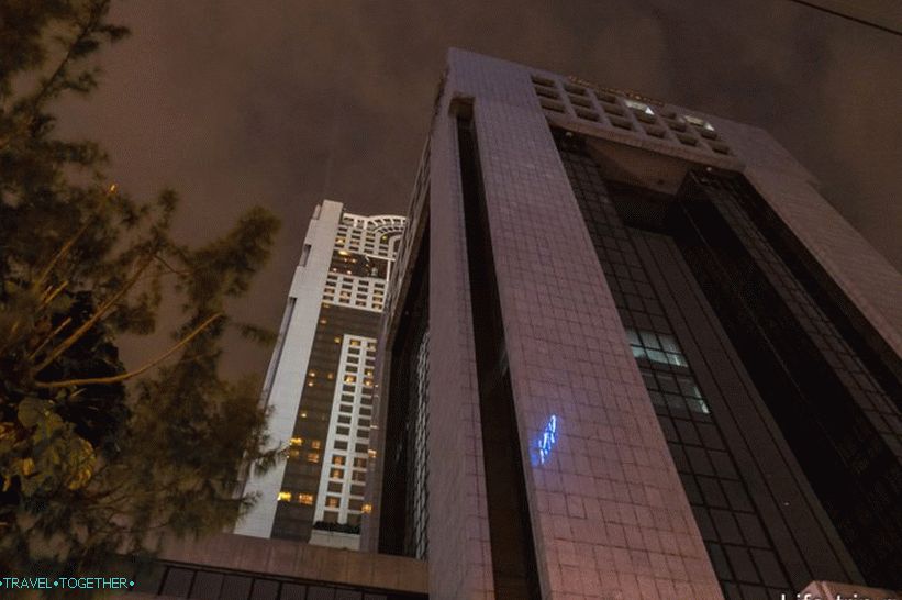 Budova Banyan Tree Bangkok nevyzerá vysoko zdola.