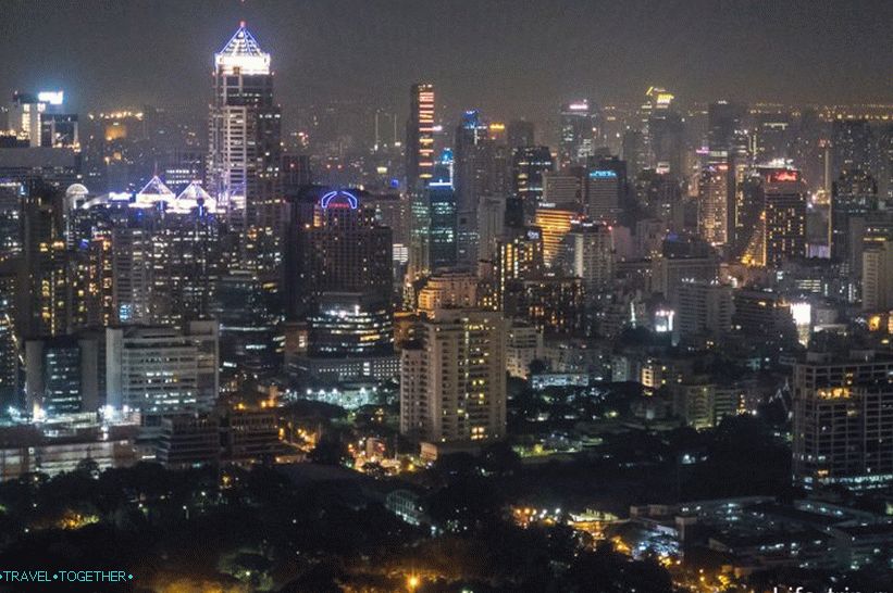 Nočné pohľady na Bangkok z vyhliadkovej plošiny baru