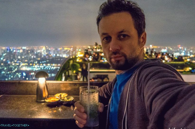 Objednal som si mojito a užívam si výhľady na Bangkok.