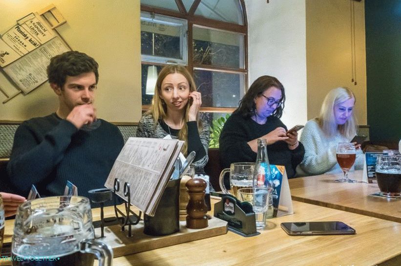 Bar Mlsnej Kocour v Prahe je stredne veľký bar pre turistov a miestnych obyvateľov
