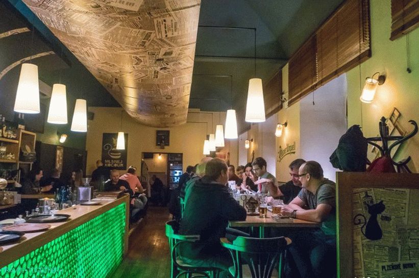Bar Mlsnej Kocour v Prahe je stredne veľký bar pre turistov a miestnych obyvateľov