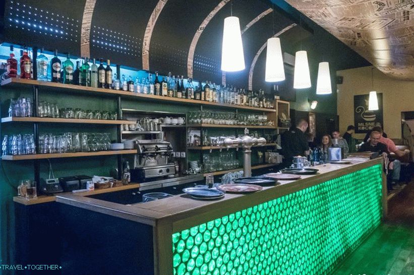 Bar Mlsnej Kocour v Prahe je stredne veľký bar pre turistov a miestnych obyvateľov