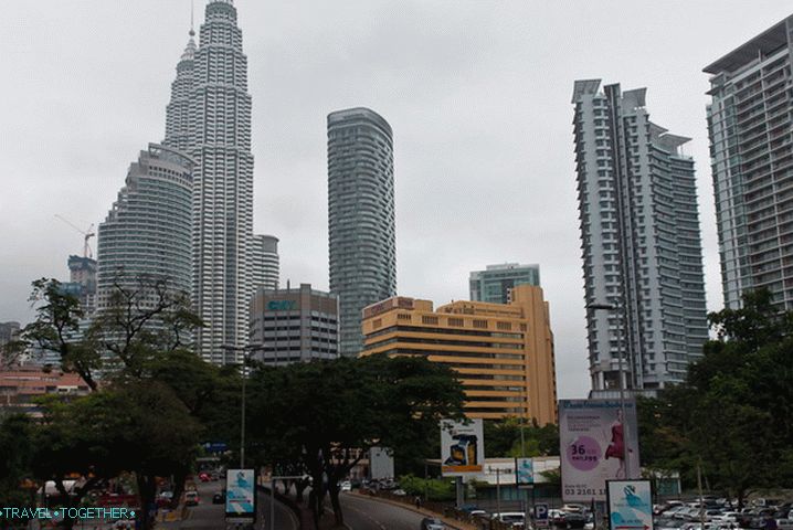 Petronas Towers - pohľad z mesta