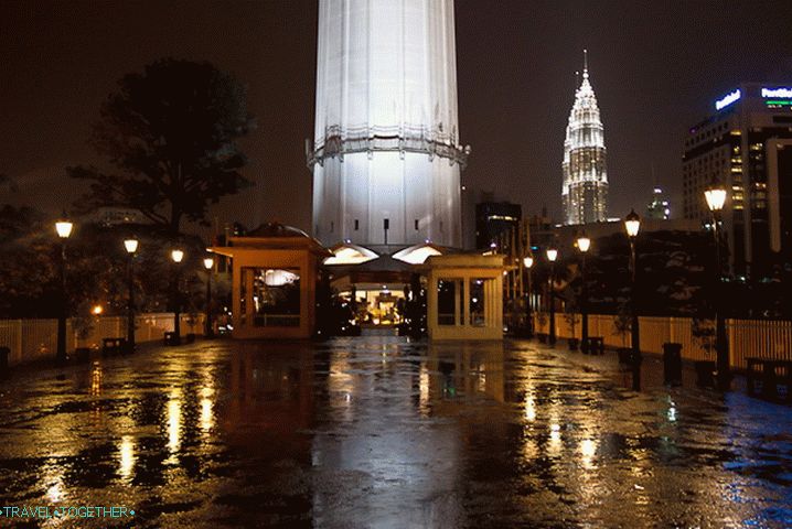 Noha veže Menara
