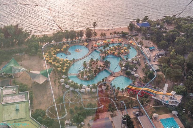 Pohľad na vodný park Pattaya Park nižšie