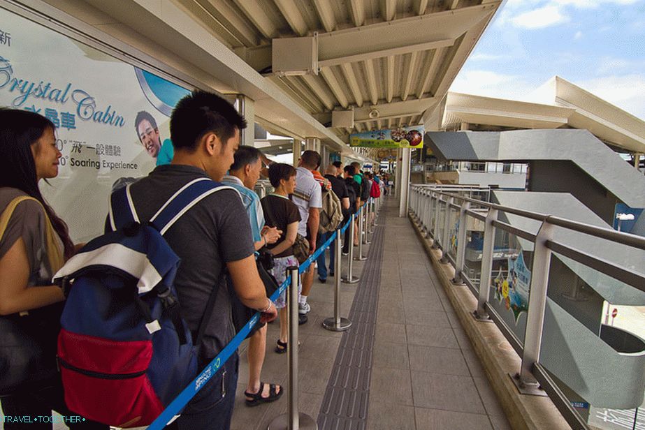 Fronta pri pokladni pri lanovke Ngong Ping