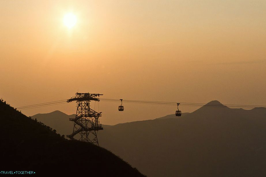 Ngong Ping lanovka pri západe slnka