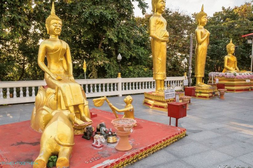 Sochy Budhu v chráme Wat Phra Yai