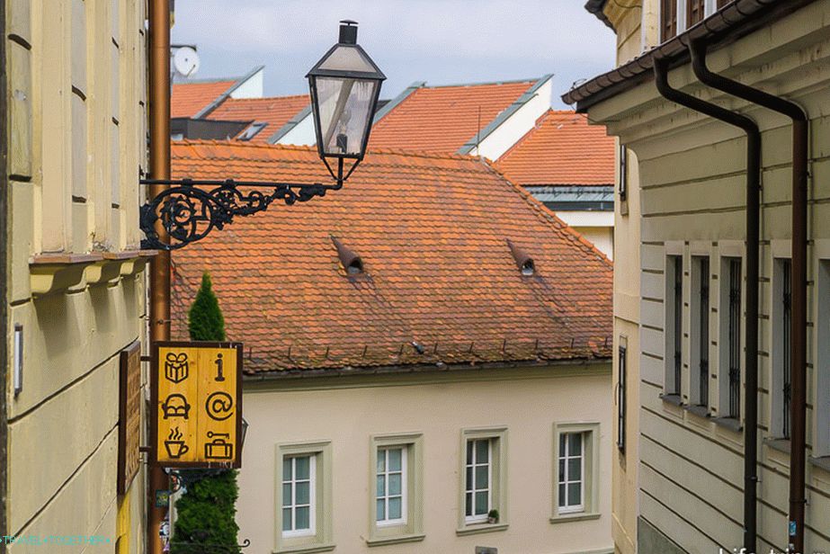 Sme sprevádzaní červenými strechami