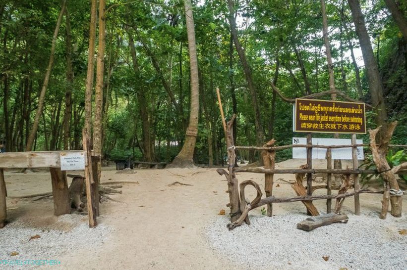Prejdite vnútorným isthomom medzi zátokami Luo Sama a Maya Bay