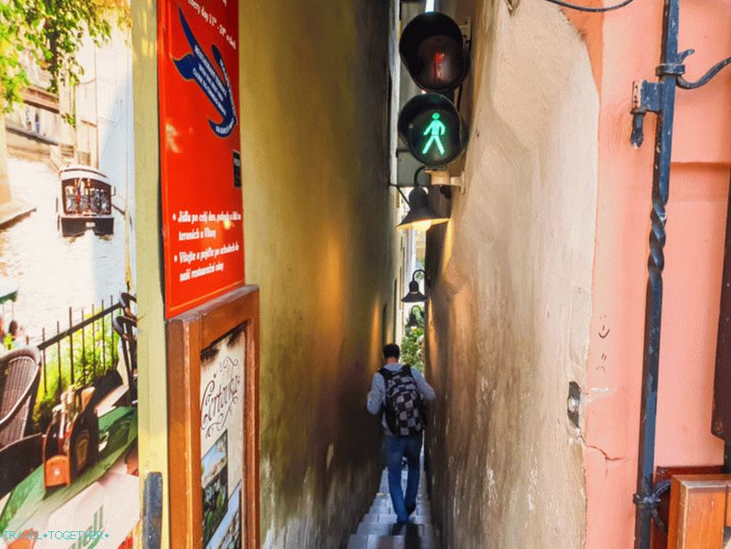 Najužšia ulica v Prahe so semaforom - Vinarna Chertovka
