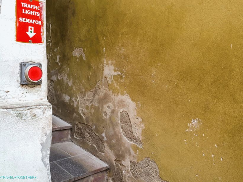 Najužšia ulica v Prahe so semaforom - Vinarna Chertovka