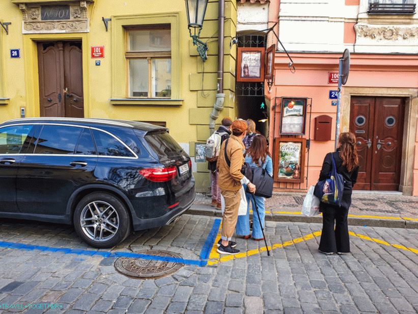 Najužšia ulica v Prahe so semaforom - Vinarna Chertovka