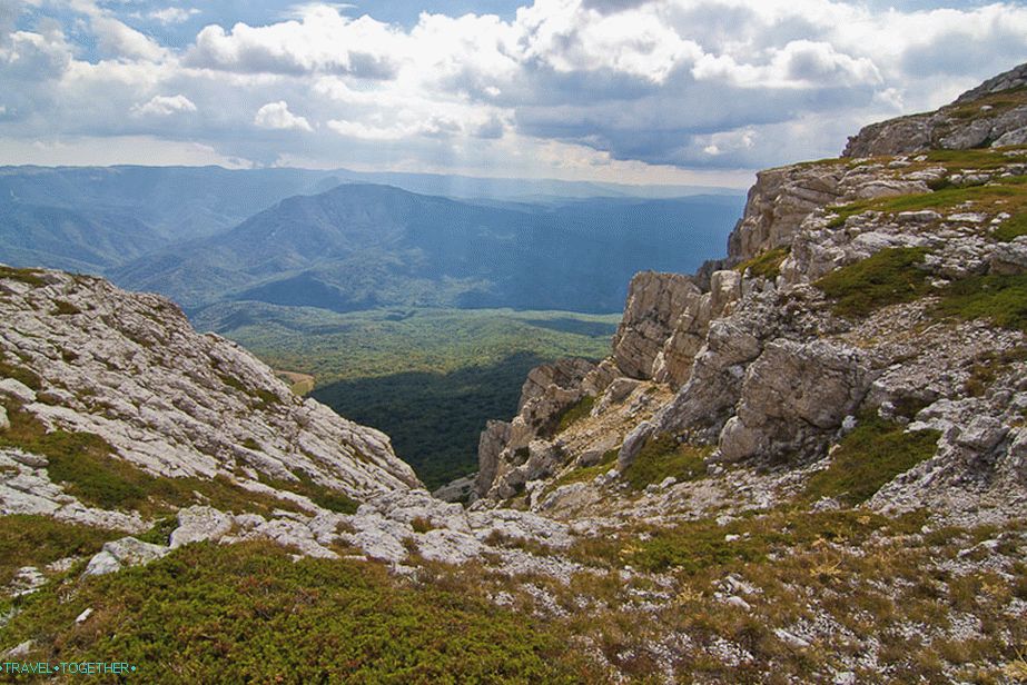 Čisté steny klesajú, dokonca sa bojí priblížiť sa.