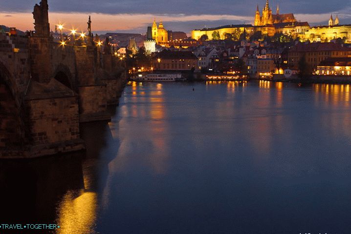 Centrum Prahy, čarovný Pražský hrad večer