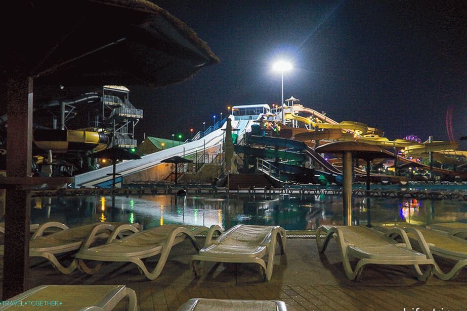 Aquapark Golden Beach večer