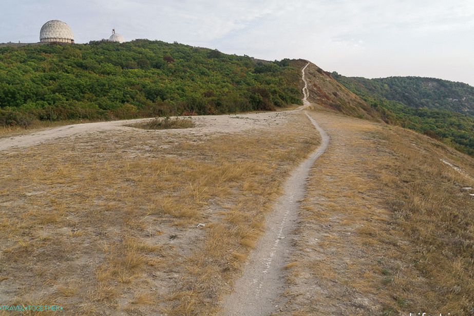 Cesta na Bald Mountain vedúca k loptičkám protivzdušnej obrany