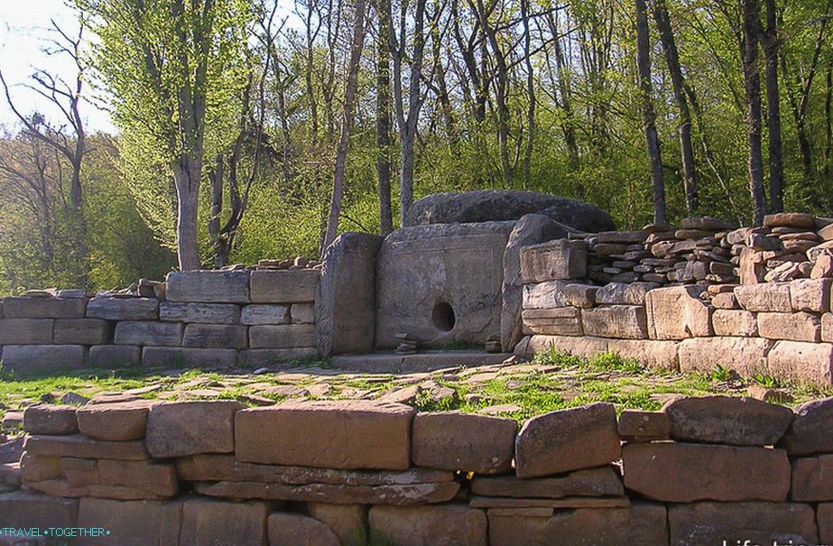 Dolmen (ekumenický) v renesancii na rieke Zhane