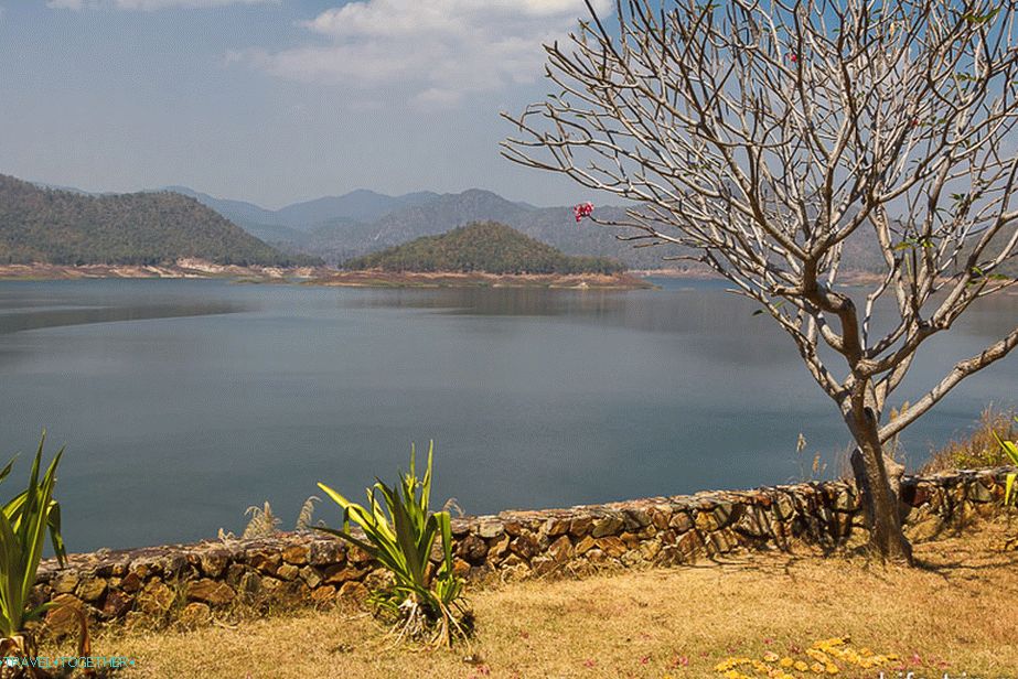 Lake Mae Kuang a nápis Love