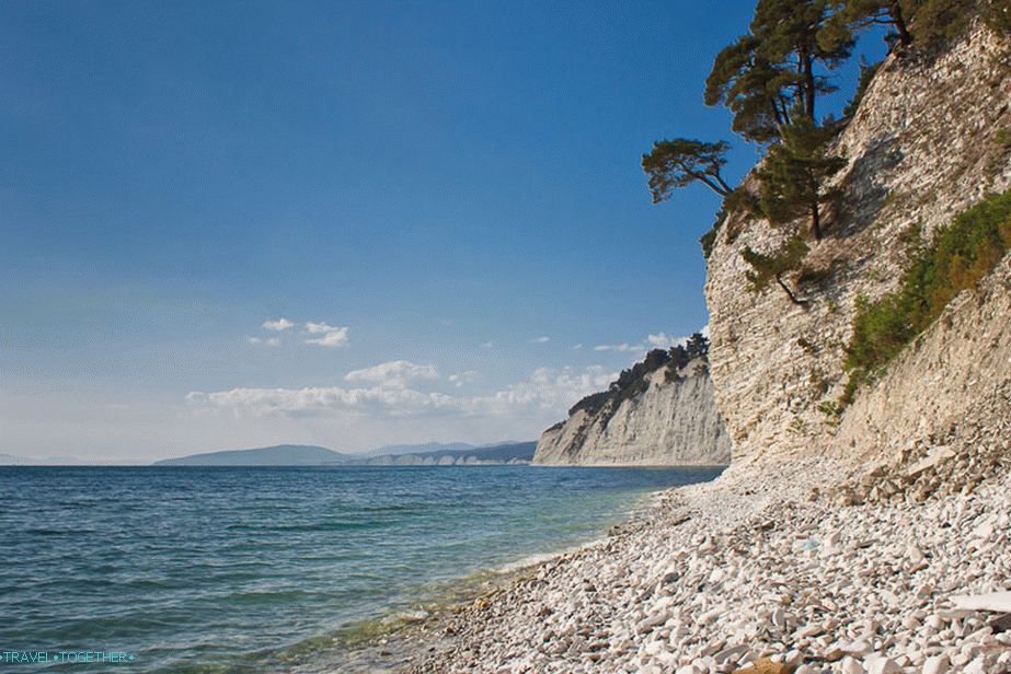 Divoká pláž medzi Dzhanhotom a Divnomorským