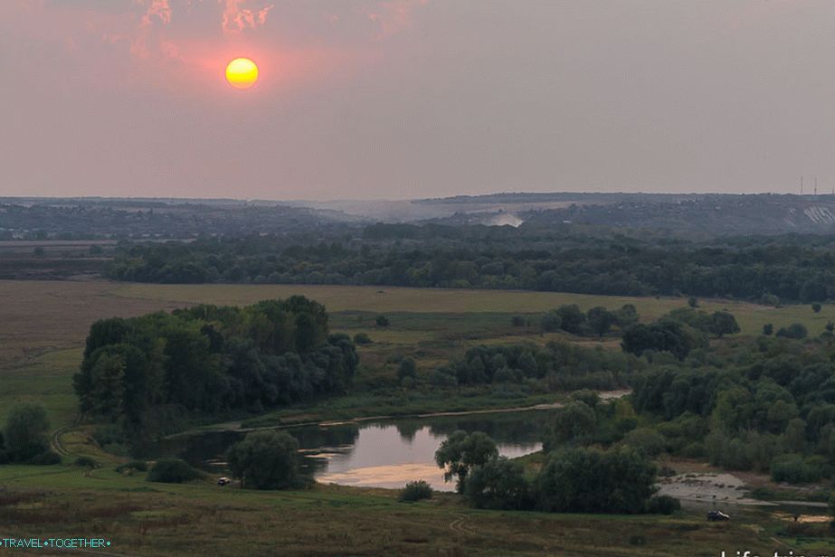 Panoráma okolia sa otvára zhora.