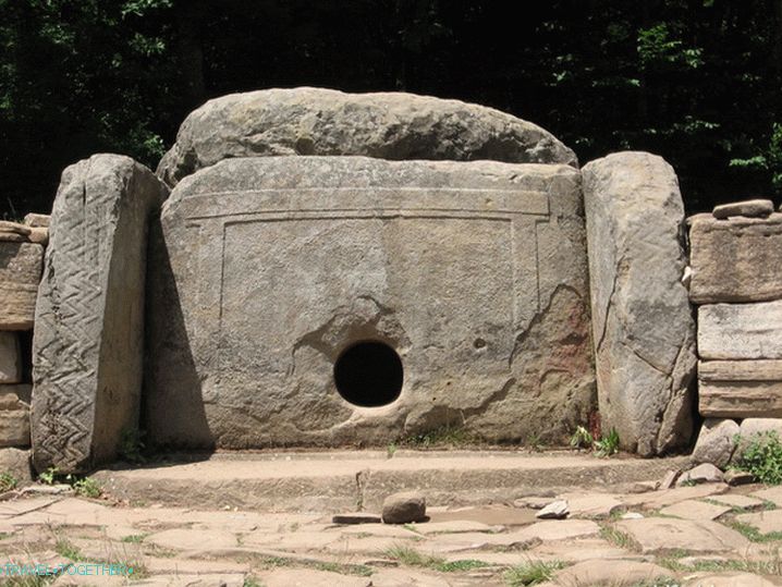 Dedina renesancia. Dolmen ekumenický.