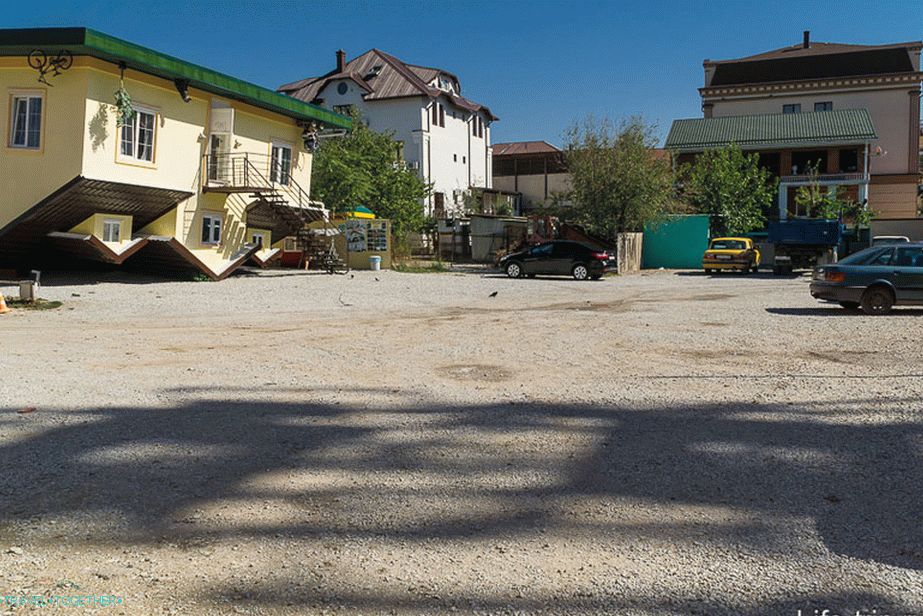 Dom hore nohami a parkovanie pred ním