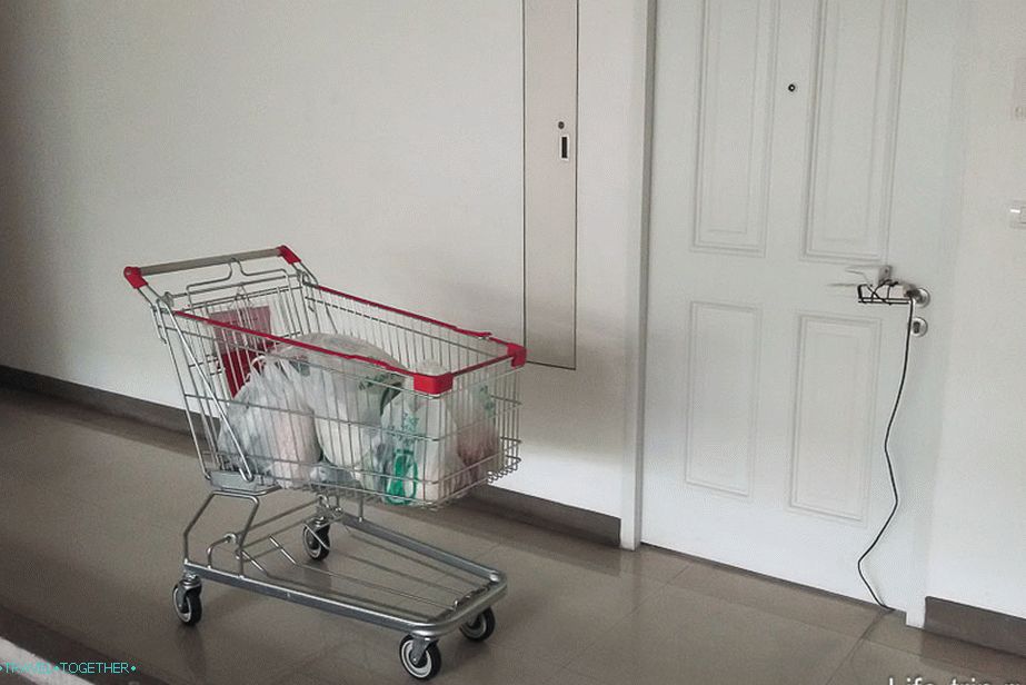 V Bangkoku od vchodu som išiel do košíka do bytu.