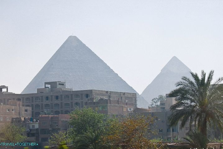 Pohľad z Káhiry na staré pyramídy.