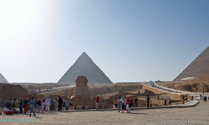 Staroveké pyramídy Egypta a Veľká sfinga.