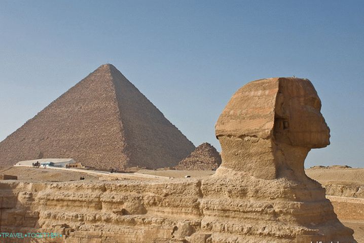 Veľká sfinga a Cheopsova pyramída.
