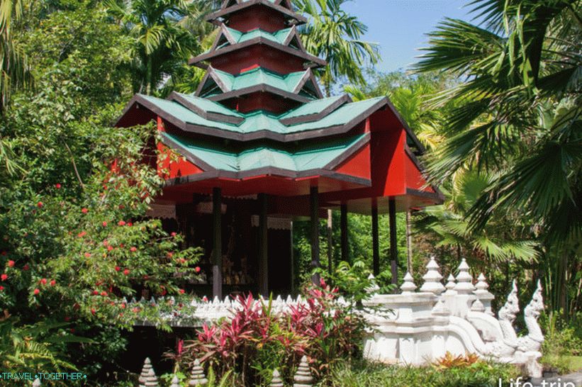 Balijská pagoda oproti zámku