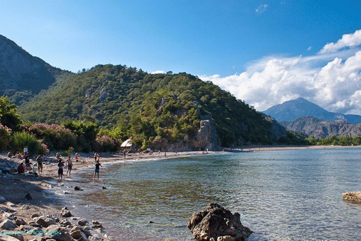 Ústí rieky Ulupinar. Olympos na vrchu.