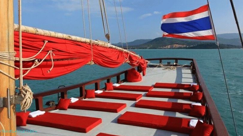 Plavba po pobreží ostrova Koh Phangan na plachetnici