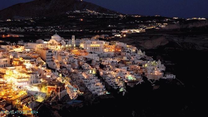 Pohľad na noc Fira - hlavné mesto Santorini