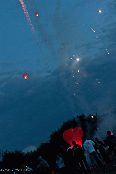 Trochu ohňostroje na konci akcie